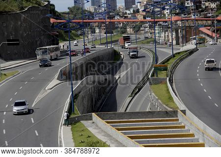 Salvador, Bahia / Brazil - September 20, 2016: Vehicles Are Seen Passing Through The Baia De Todos O