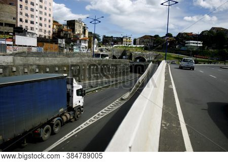 Salvador, Bahia / Brazil - September 20, 2016: Vehicles Are Seen Passing Through The Baia De Todos O