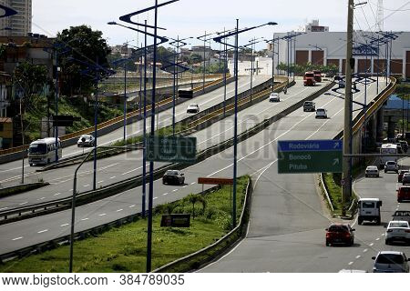 Salvador, Bahia / Brazil - September 20, 2016: Vehicles Are Seen Passing Through The Baia De Todos O