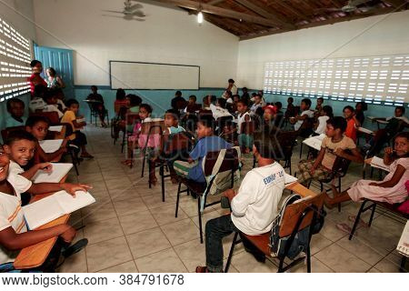 Eunapolis, Bahia / Brazil - February 25, 2010: Teacher And Students Are Seen In The Classroom Of Tea