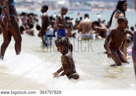 Salvador, Bahia / Brazil - January 1, 2015: People Are Seen Bathing On The Boa Viagem Beach In The C