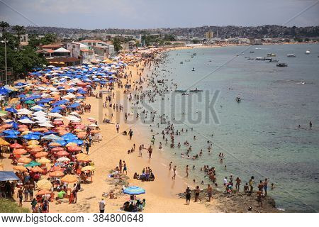 Salvador, Bahia / Brazil - Januuary 1, 2020:people Are Seen At Boa Viagem Beach In Salvador City.