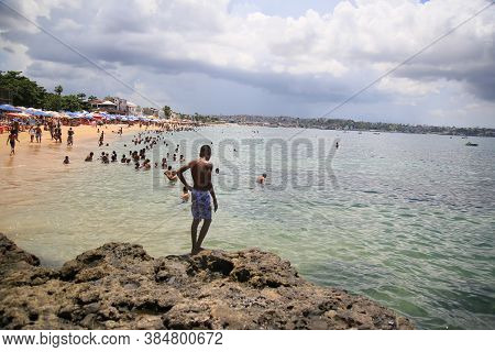 Salvador, Bahia / Brazil - Januuary 1, 2020:people Are Seen At Boa Viagem Beach In Salvador City.