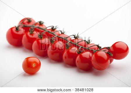 Flok af modne røde cherrytomater Close-up på hvid baggrund