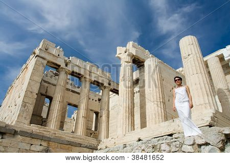 Donna vicino a colonne Propilei dell'Acropoli Atene in Grecia su sfondo cielo