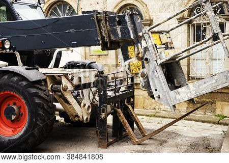 New Automatic Self Propelled Lifting Platform Outside.