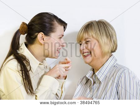 Duas mulheres fofocando