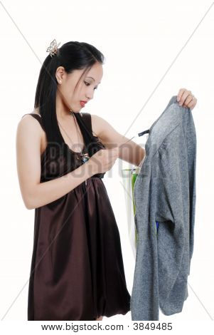 Joven Oriental comprobar una etiqueta Venta