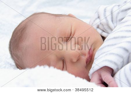 En smuk sovende baby