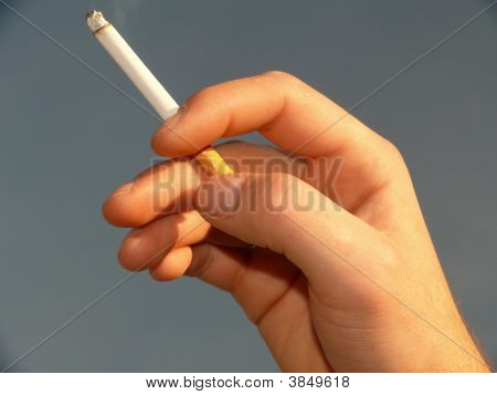 Sigara içen el