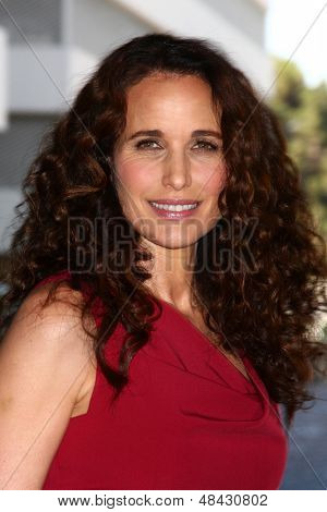 LOS ANGELES - 24 de julho: Andie MacDowell chega no evento em Beve o Hallmark Channel verão TCA