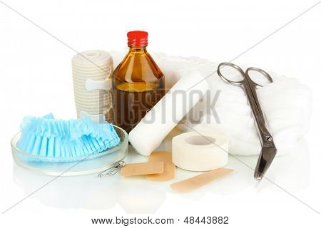 ชุดอุปกรณ์ปฐมพยาบาลสำหรับ bandaging แยกต่างหากบนพื้นสีขาว