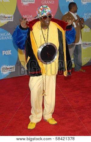 LAS VEGAS - DECEMBER 04: Flavor Flav arriving at the 2006 Billboard Music Awards, MGM Grand Hotel December 04, 2006 in Las Vegas, NV