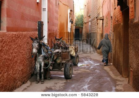 kleine Straße in Marrakechs Medina (Altstadt). Marokko.