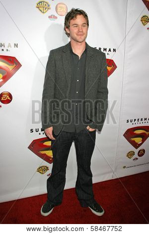 HOLLYWOOD - NOVEMBER 16: Aaron Ashmore at the 