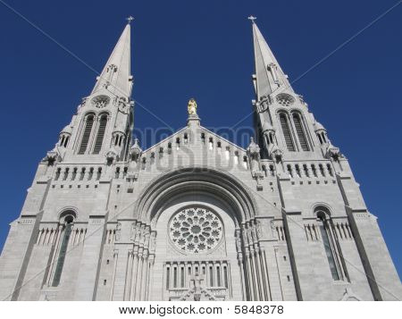 Svatyně a katedrála na Ste Anne de Beaupre v Quebecu