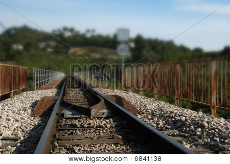 รางรถไฟโบราณ ด้วยพื้นหลังที่ไม่คมชัด