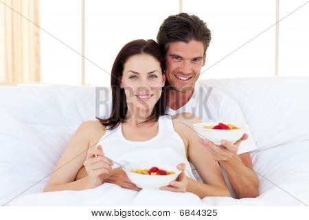 Förtjusta par med frukost