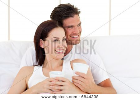 Leende par dricka kaffe