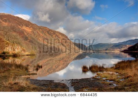 Llyn Dinas สะท้อน