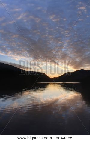 Wschód słońca nad Llyn Padarn