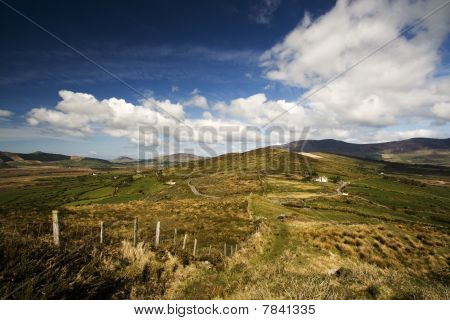 Vista da encosta irlandesa ao longo do caminho de Kerry