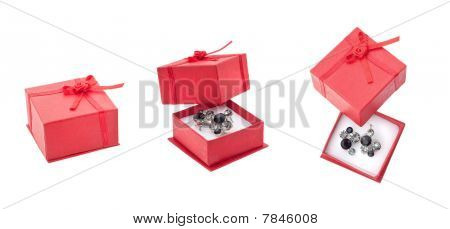 Pendientes y caja roja presente