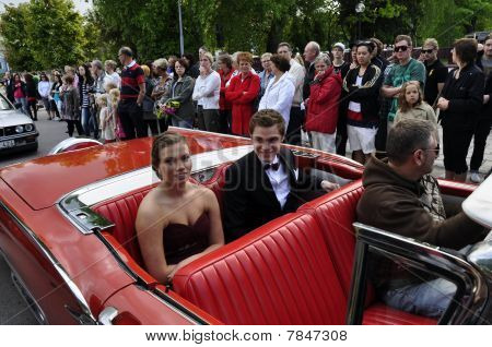 Unge par på vej til prom