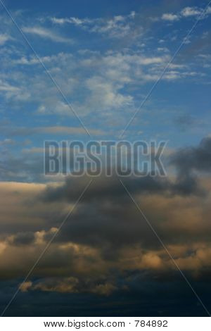 Blå himmel / mørke skyer