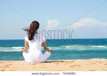 kobieta na plaży medytacji
