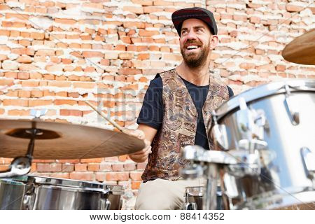 A street muscian playing drums