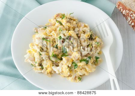scrambled eggs with fresh herbs and red onion
