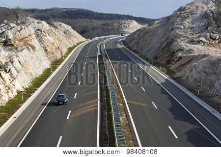 Automobil on highway