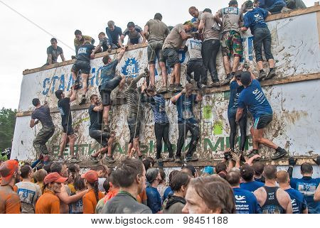 Team storms big wall in extrim race. Tyumen.Russia