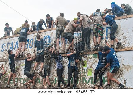 Team storms big wall in extrim race. Tyumen.Russia