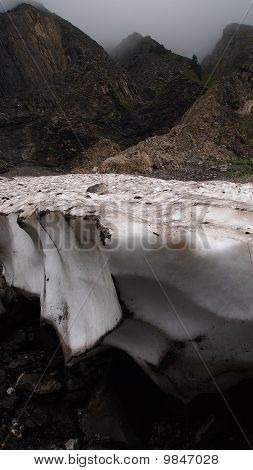 Affichage vertical de Glaciers dans les montagnes de français avec cavité noir Bellow, col des Aravis (France), le