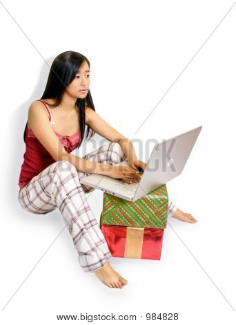 笔记本电脑用的信用卡上的女孩