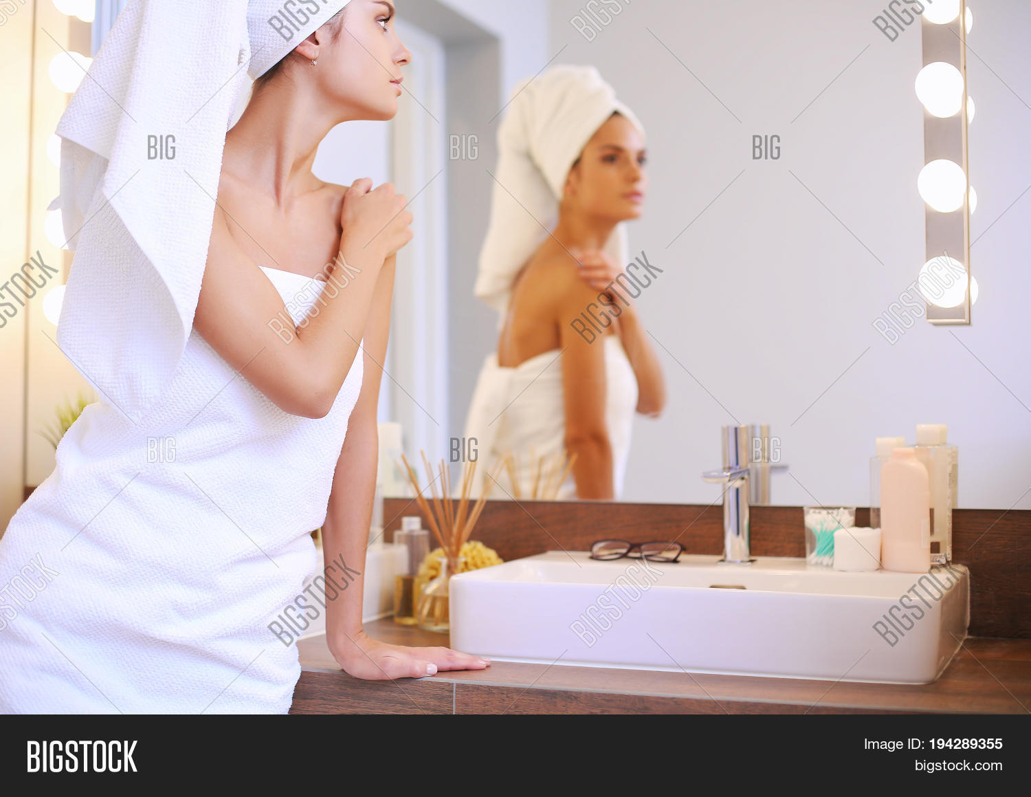 девушка вванной комнат. девушка у зеркала в ванной. девушка улыбается в зеркало. красивая женщина перед зеркалом. девушки в ванне перед зеркалом.