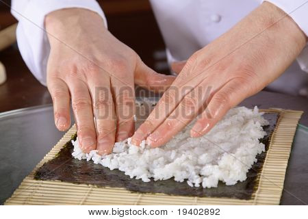 Kocken förbereder sushi