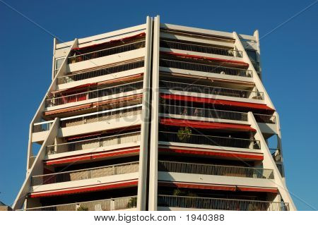 Fachada de edificio futurista