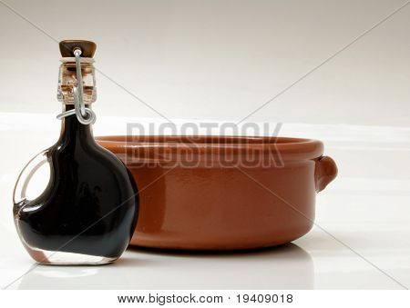 Balsamico eddike og fajance skål