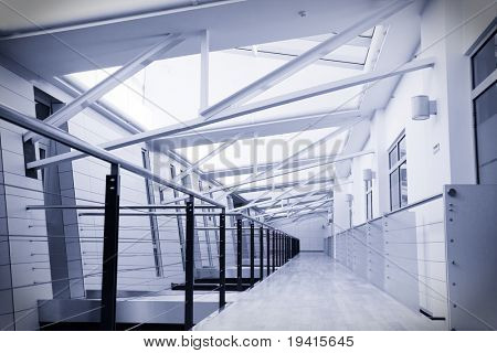 Imagem enfraquecida do corredor vazio no edifício de escritório moderno