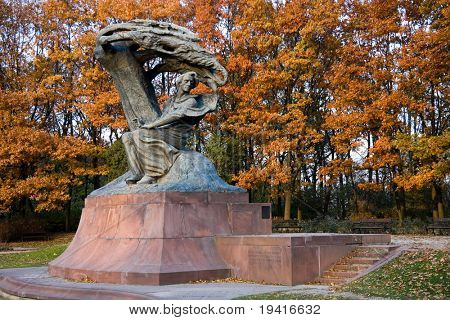 Rientrano nel Parco Lazienki con monumento di Chopin. Varsavia, Polonia.