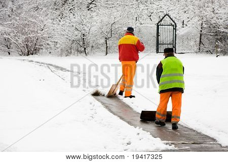 Trabalhadores, removendo a primeira neve do pavimento