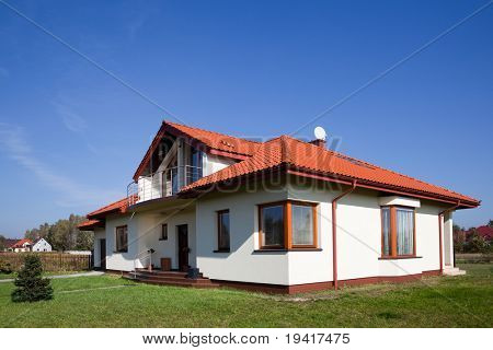 Rodinný Bílý dům proti modré obloze