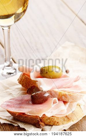 Open Jamon Sandwiches With White Wine