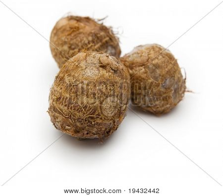 Pommes de terre Satoimo isolés on white