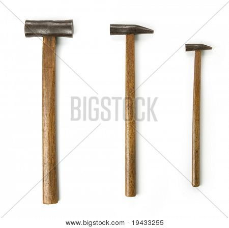 Conjunto de tres antiguos martillos con cabeza de martillo de hierro forjado a mano y el mango de roble.