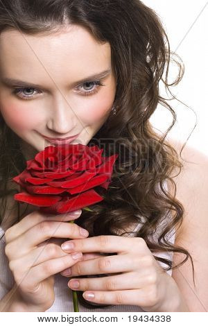 Giovane e bella donna con rose rosse