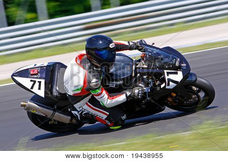 HUNGARORING, Ungheria - 19 giugno: Un pilota non identificato negozia un angolo durante l'evento ROSBK a Hung